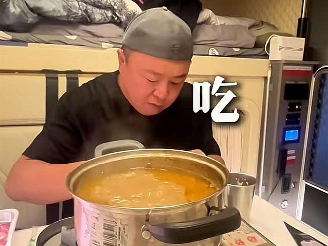 德云社阎鹤祥又整新活房车内做美食被网友调